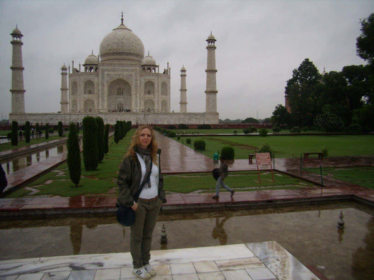 Raquel Caballero posando frente al Taj Mahal