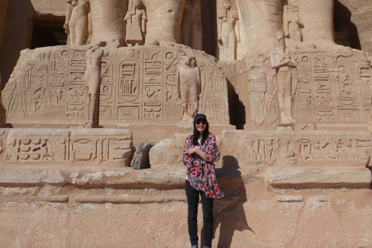 Posando en un día soleado a los pies de Abu Simbel