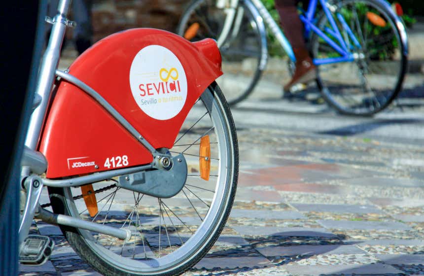 Rueda de una bicicleta del servicio público de alquiler de bicis del Ayuntamiento de Sevilla.