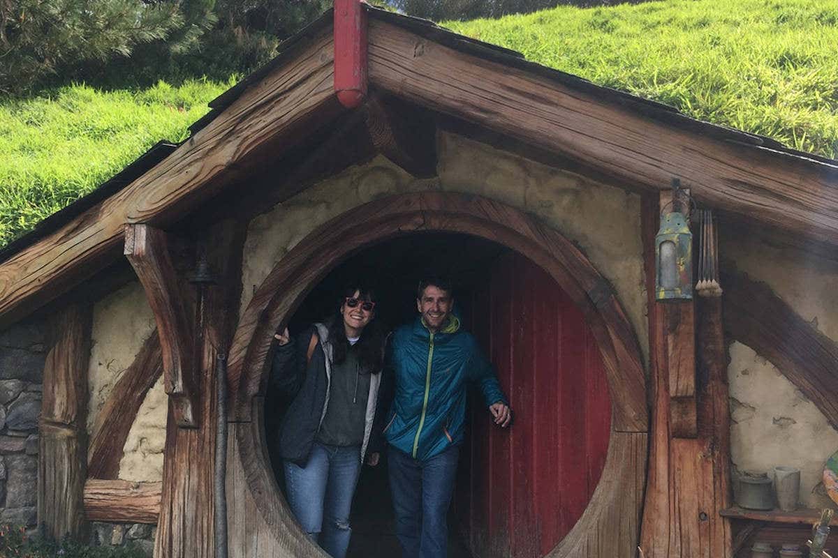Posando en una casa típica de Hobbiton