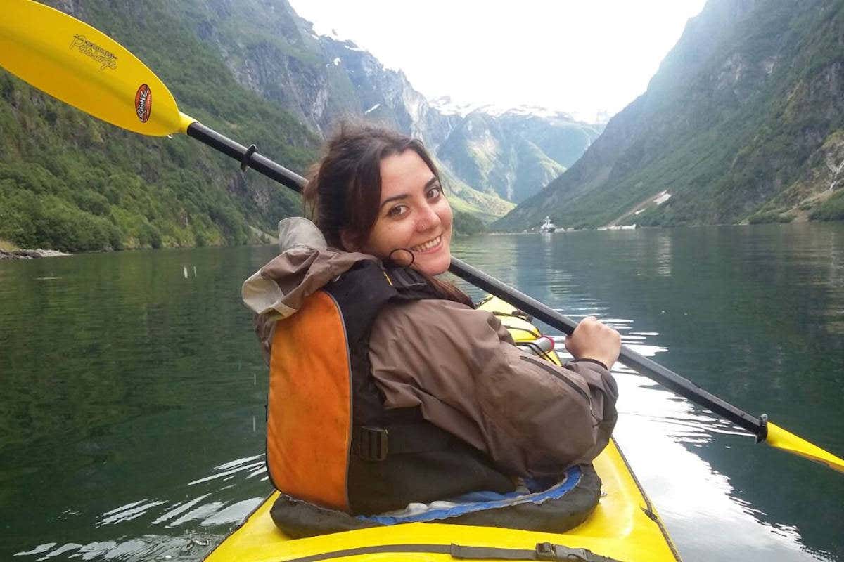 Verónica practicando kayak en uno de los fiordos de Noruega