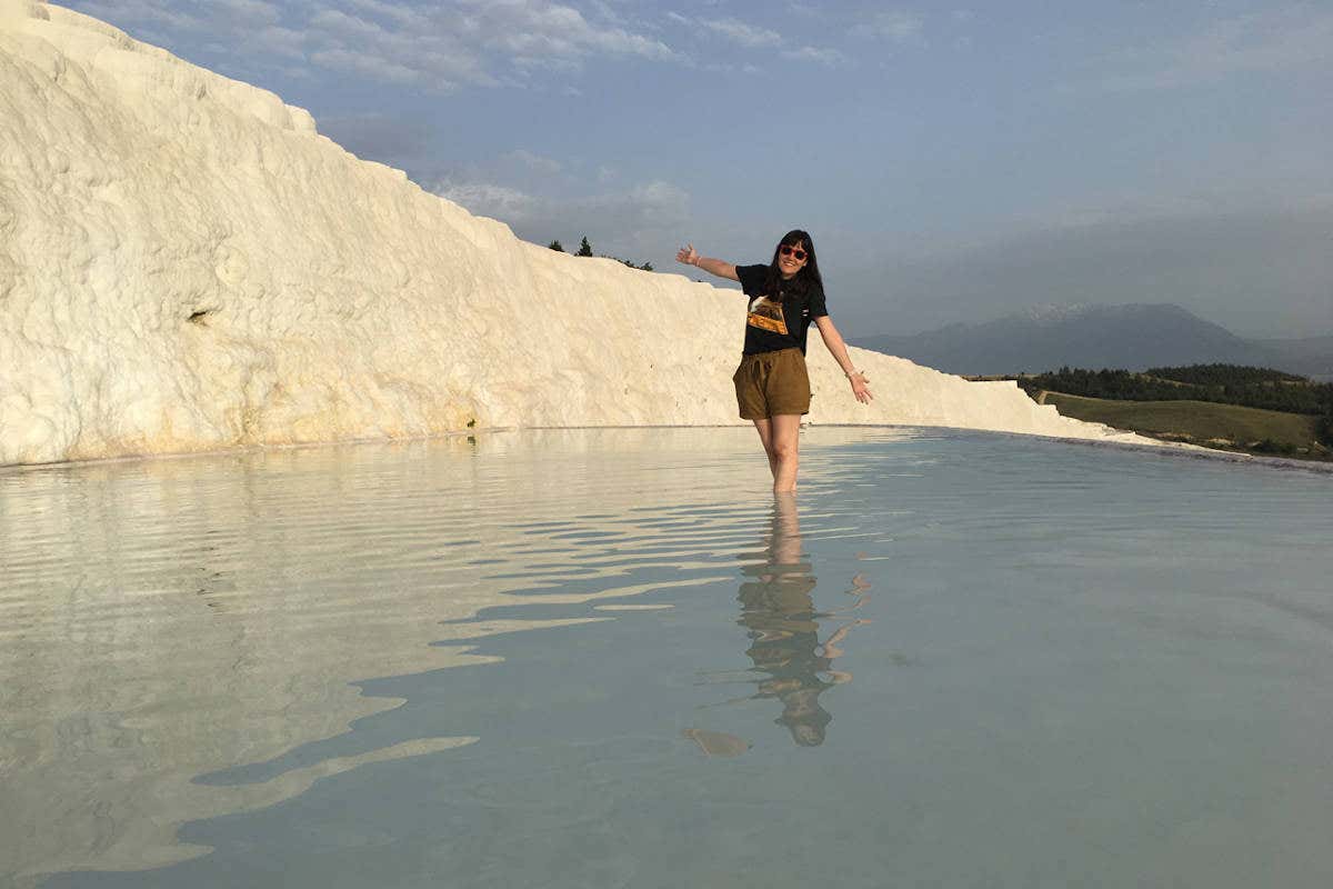 Verónica en las piscinas blancas de Pamukkale