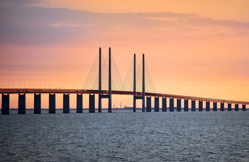 Vista al atardecer del puente de Øresund que une Dinamarca y Suecia.