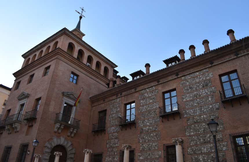 En la Casa de las Siete Chimeneas hay un secreto de Madrid que no conoces.