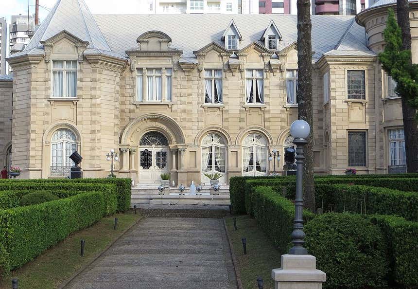 Fachada do Castelo de Batel, localizado em um bairro nobre de Curitiba e é um dos castelos mais bonitos do Brasil.