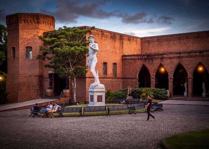 Instituto Ricardo Brennand inclui uma série de edifícios inspirados no estilo Tudor, incluindo um castelo