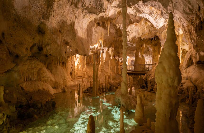 Lago e colunas nas grutas de  Frasassi, uma das maiores grutas do mundo