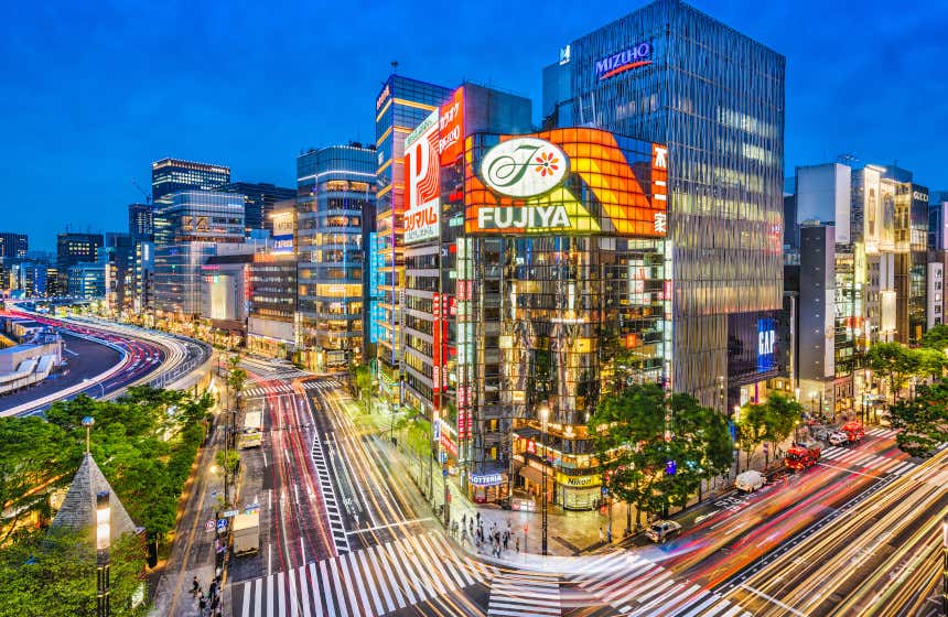 Altos edificios iluminados con grandes pantallas comerciales en Ginza, la zona más elitista y cara de Tokio.