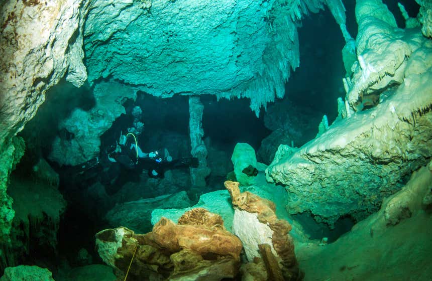 Mergulhador explorando o cenote Dos Ojos de Quintana Roo. 