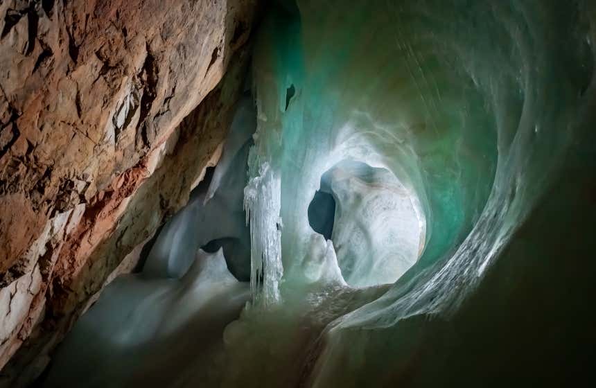Formações congeladas dentro da gruta Eisriesenwelt. 