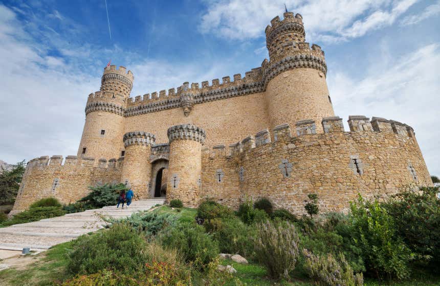 Fachada del castillo de Manzanares el Real, uno de los monumentos más emblemáticos de los pueblos de la Sierra de Madrid.
