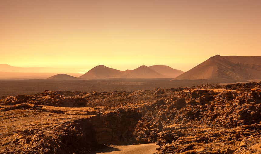 Imagem das montanhas de Lanzarote, uma ilha marcada pelos vulcões
