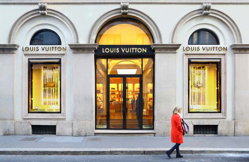Escaparate, con una puerta de cristal y dos ventanales, de la tienda de Louis Vuitton en la via Monte Napoleone de Milán.