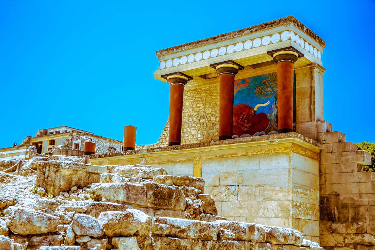 Vista dos restos do Palácio de Knossos com suas colunas avermelhadas