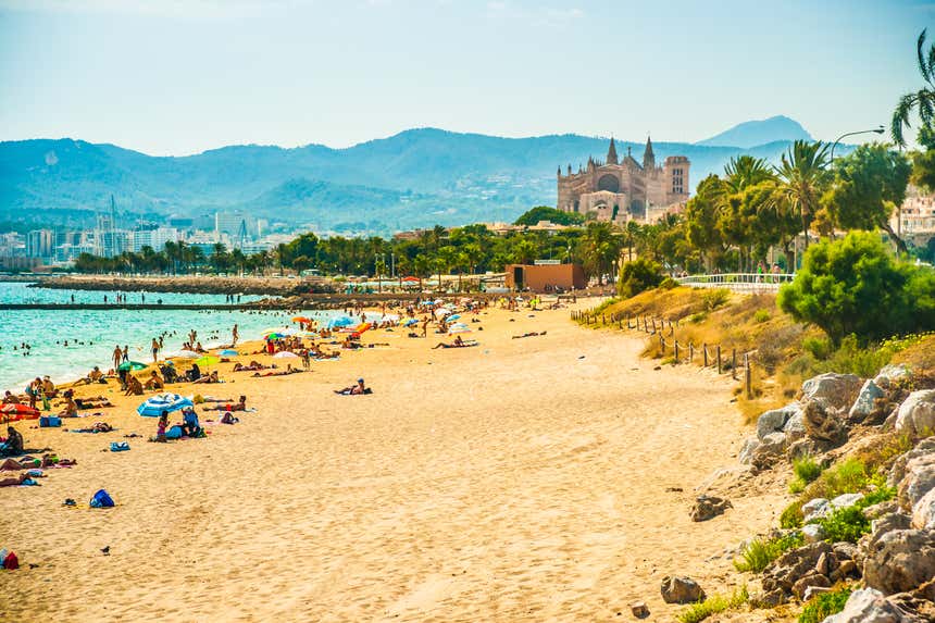 Praia de Palma de Mallorca com catedral ao fundo