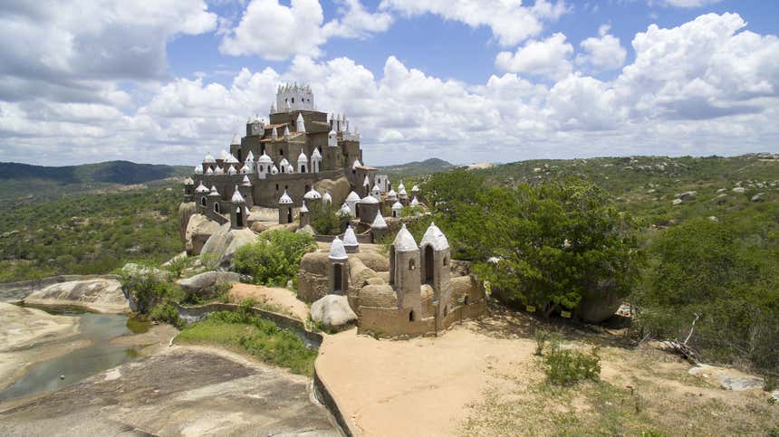 Exótico Castelo Zé dos Montes, fruto do trabalho de Zé dos Montes, que diz ter tido visões na infância que diziam para que ele construísse igrejas