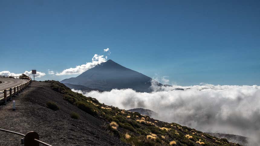 Panorámica del Teide en un día soleado pero con nubes bajas.