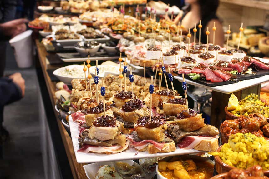 Imagem de um bar com os típicos pinchos bascos
