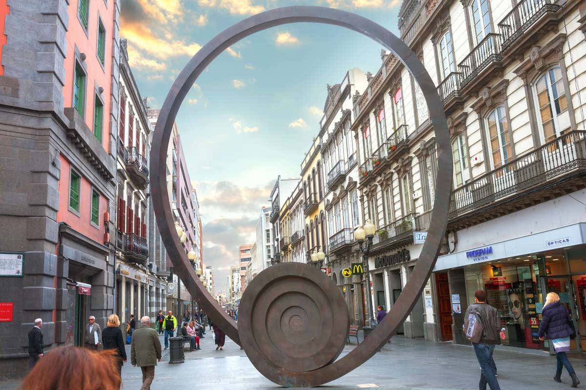 Escultura en la calle principal de Triana