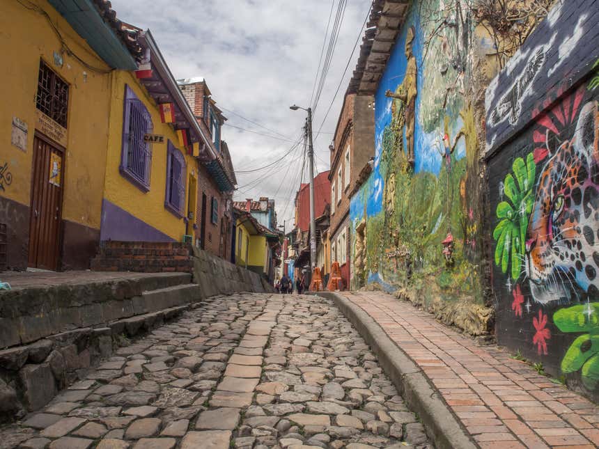 Ruas de Bogotá cobertas de arte urbana