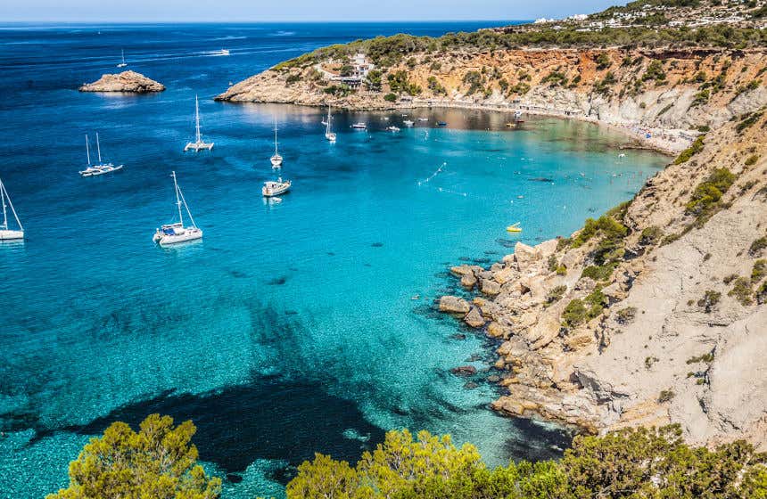 Cala d’Hort, un entorno natural de rocas y vegetación.