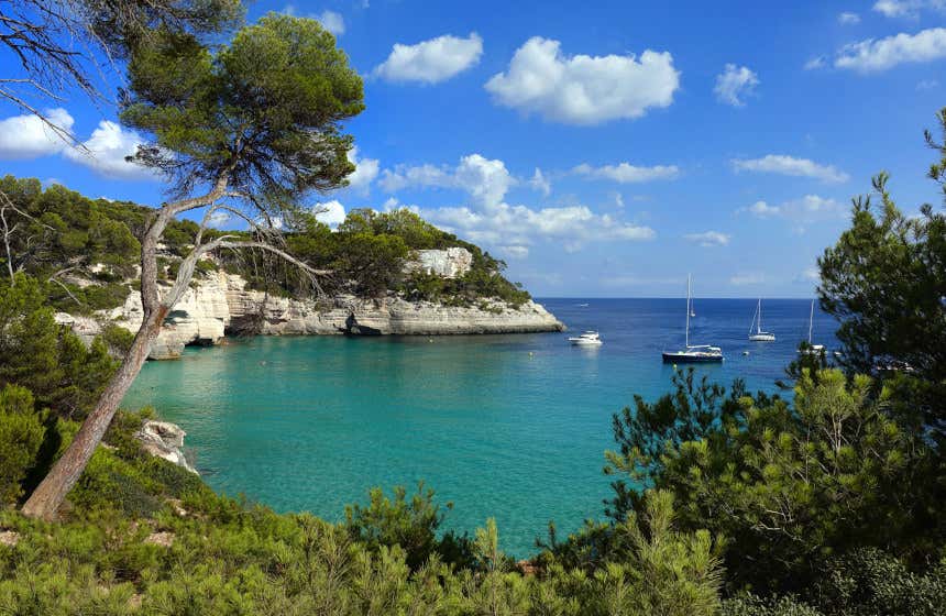 Una de las mejores playas de Islas Baleares es Cala Mitjana.