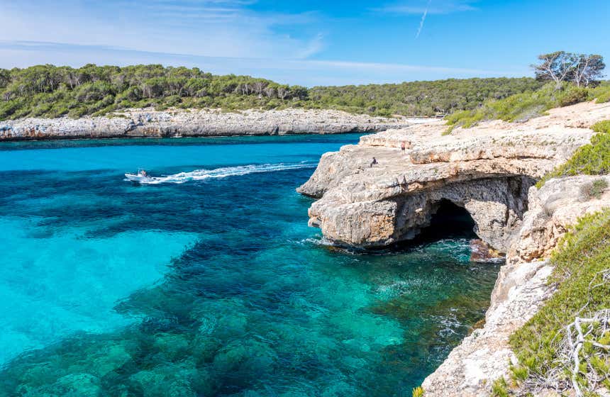 Una cueva en los acantilados de la Cala Mondragó, considerada una de las mejores playas de las Islas Baleares.
