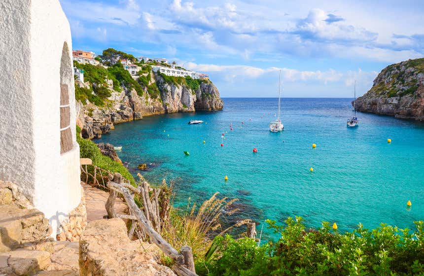 Cala en Porter, una de las mejores playas de Islas Baleares.