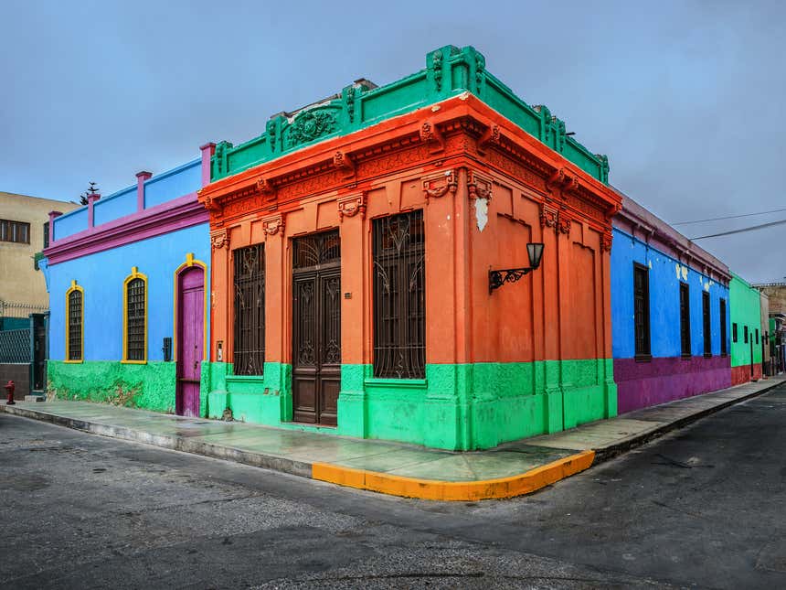Cidade peruana de Callao com casas coloridas