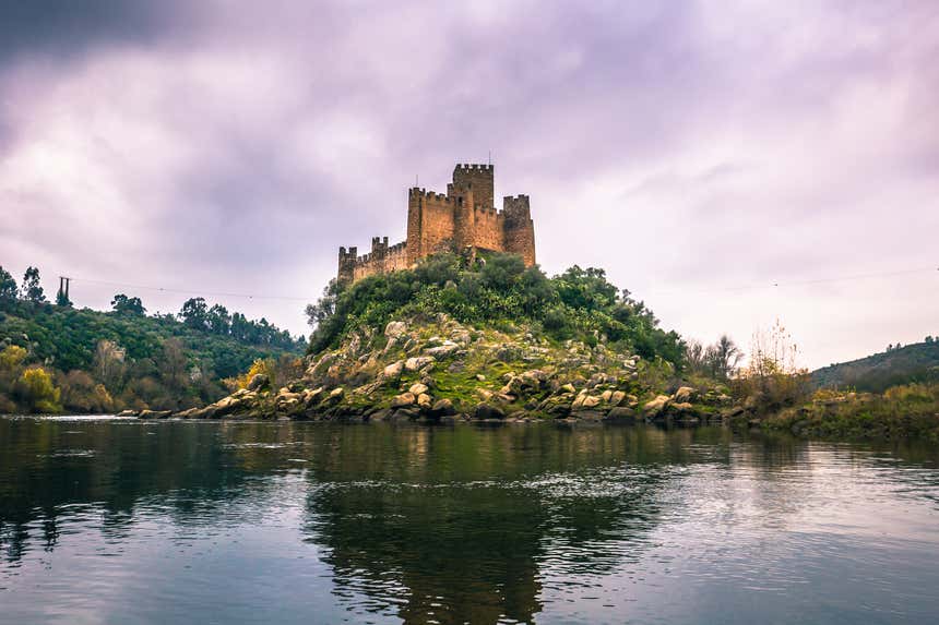 Fachada do Castelo de Almourol vista do Rio Tejo