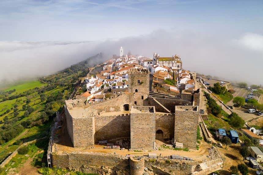 Povoado de Monsaraz visto do alto, com suas construções residenciais e o castelo 