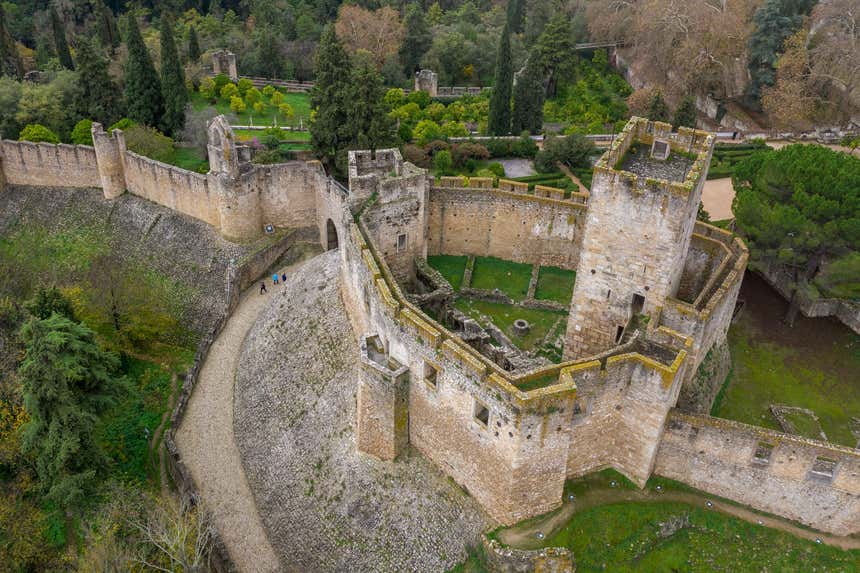 Castelo de Tomar se destaca por sua arquitetura militar