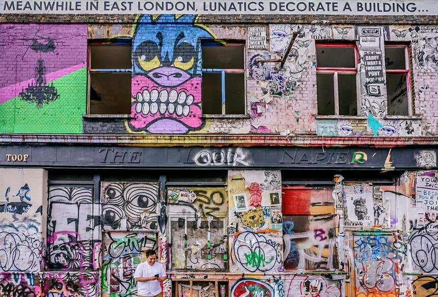 Edifício abandonado em Londres coberto de street art