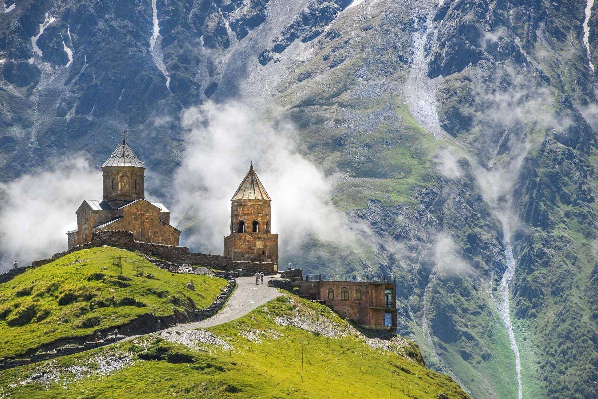 Vue sur l'Église de la Trinité de Guerguéti, au Mont Kazbek en Géorgie, au milieu des montagnes