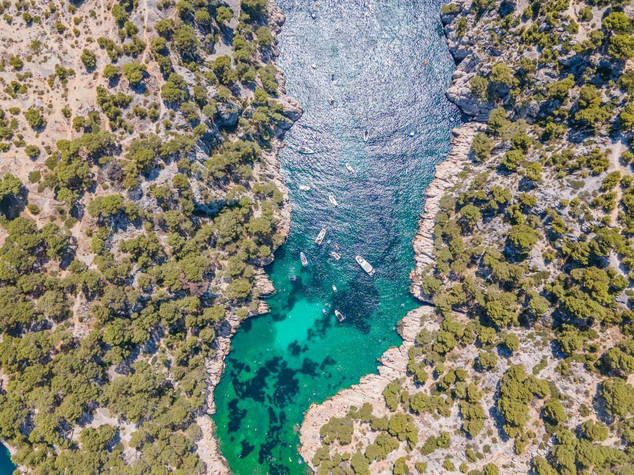 Les célèbres calanques de France à Port-Pin, considérée comme les plus belles plages de France.