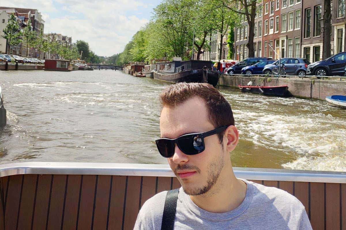 Jesús montado en un barco por los canales de Ámsterdam