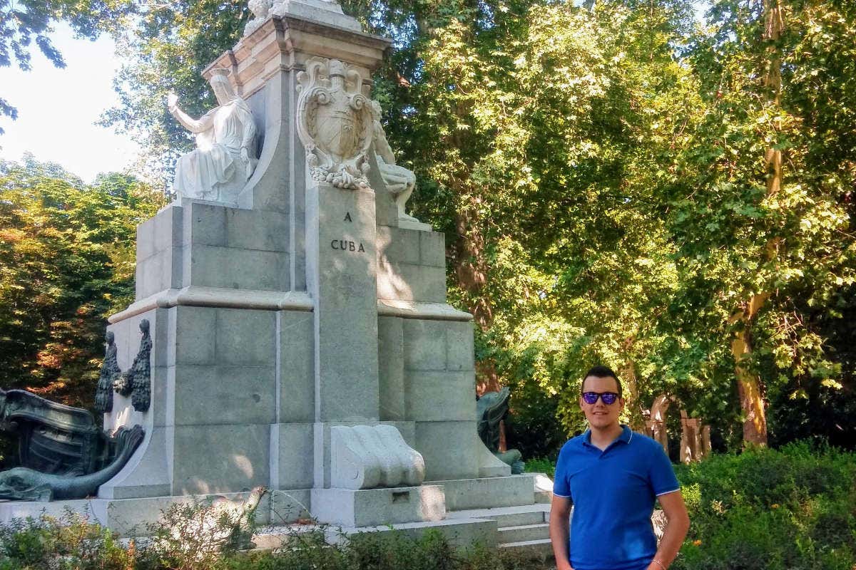 Jesús junto a una de las esculturas del Parque de El Retiro