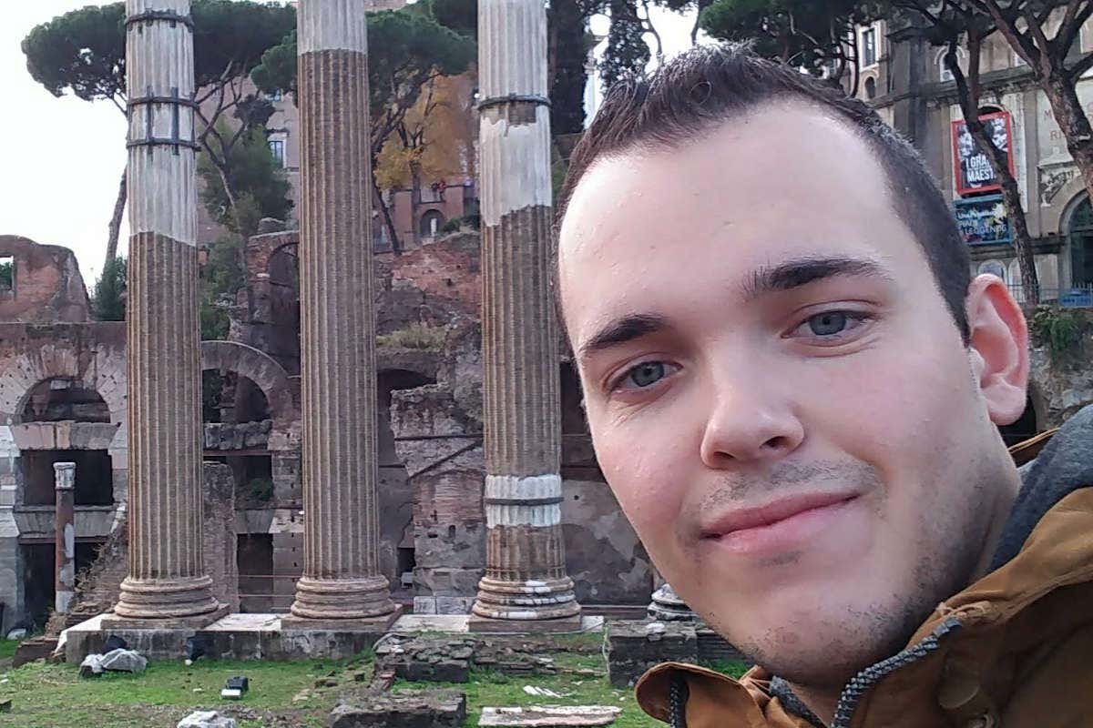 Jesús Rodríguez posando junto a las ruinas romanas de Roma