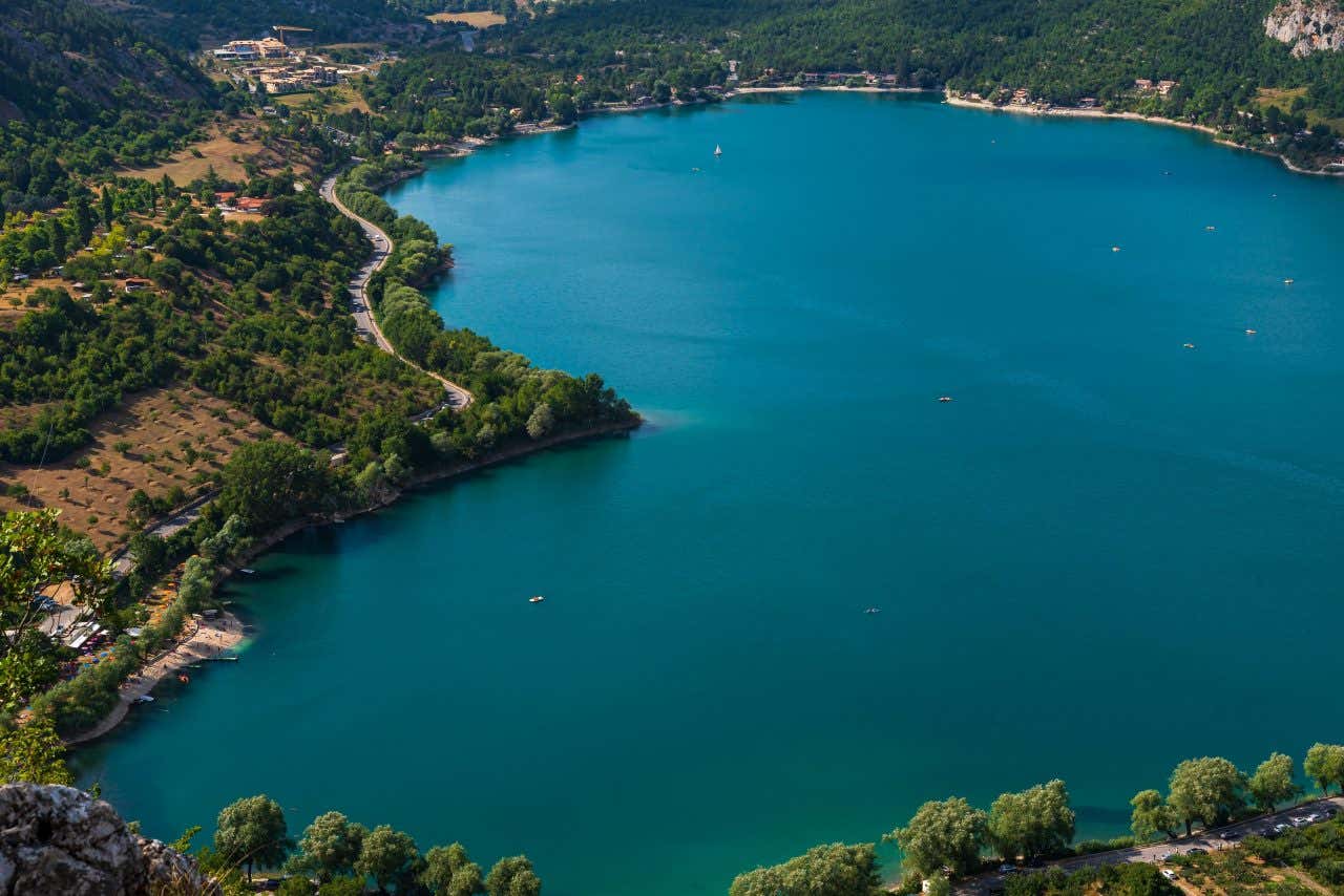 Il Lago di Scanno a forma di cuore, in Abruzzo, è uno dei laghi più belli del mondo.