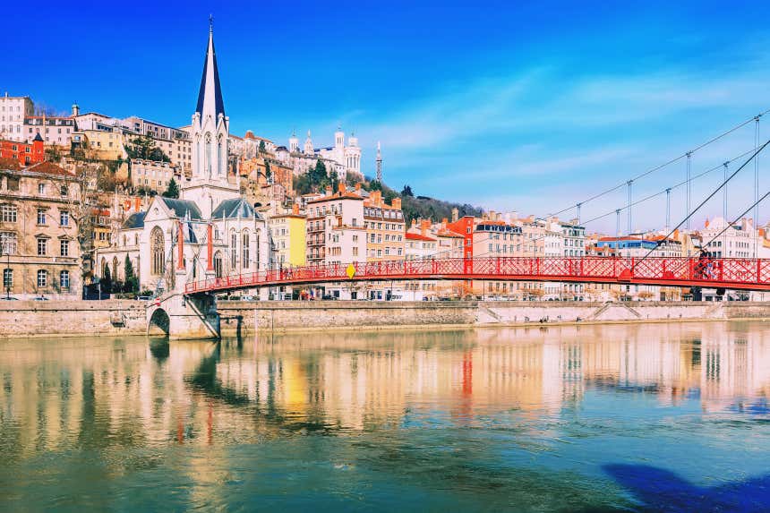Río Ródano a su paso por Lyon, Francia