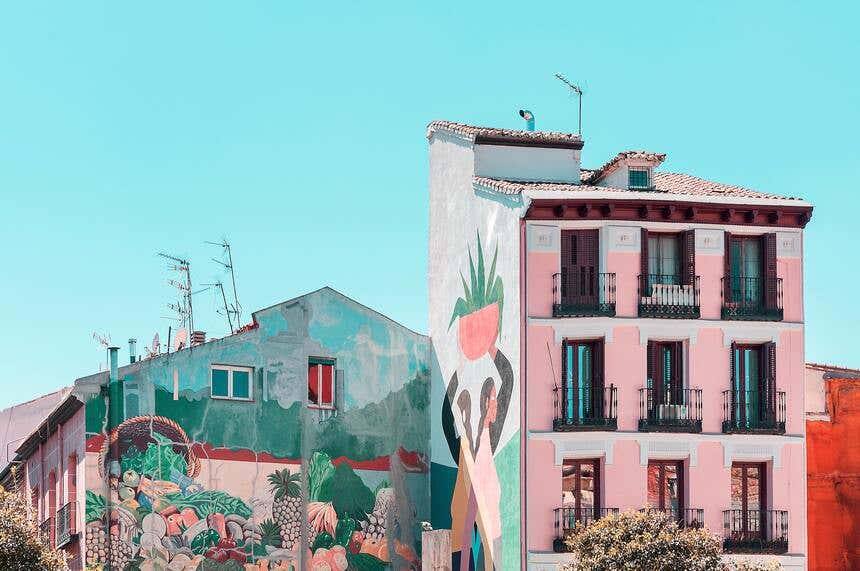 Edifício com arquitetura típica de Madrid decorado com arte urbana