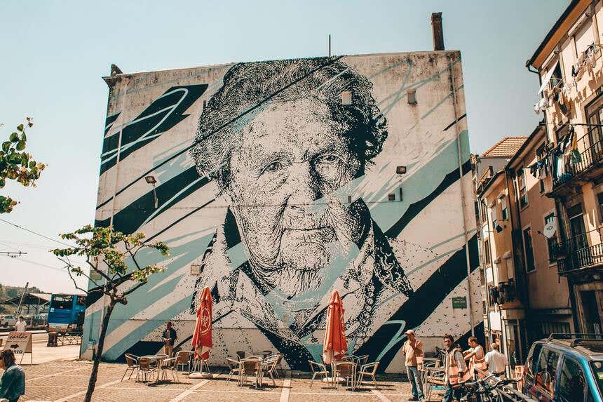 Mural com o rosto de uma senhora no Porto