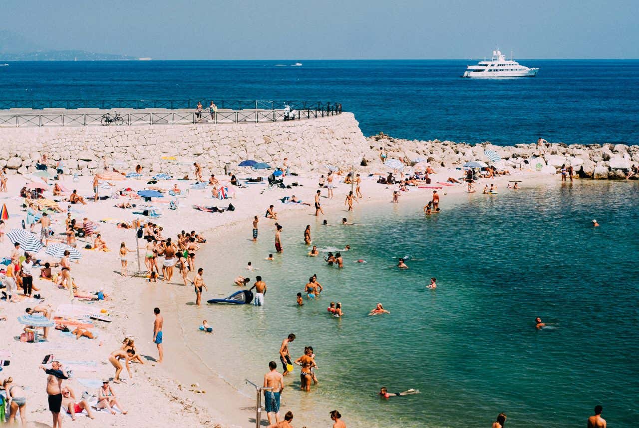 Baignez-vous à la plage de la Gravette à Antibes, l'une des plus belles plages de France.