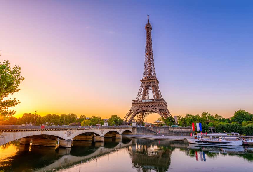 Torre Eiffel y el río Sena en París, Francia