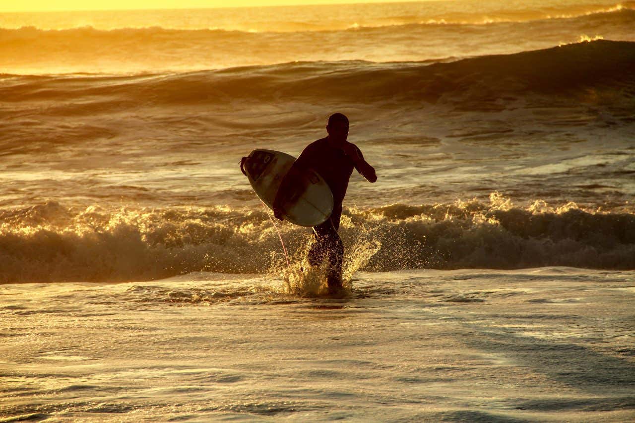 Surfeur à la plage de la Côte des Basques, à Biarritz.