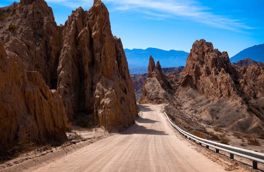 Montañas y pasaje desértico en la Ruta 40 de Argentina.