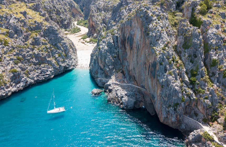 Sa Calobra, uno de los salientes al mar de la sierra de Tramontana.