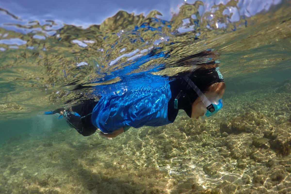 Un niño practicando snorkel