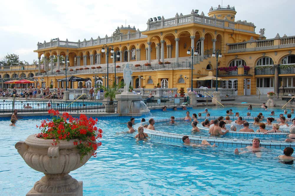 Les piscines des bains de Széchenyi à Budapest