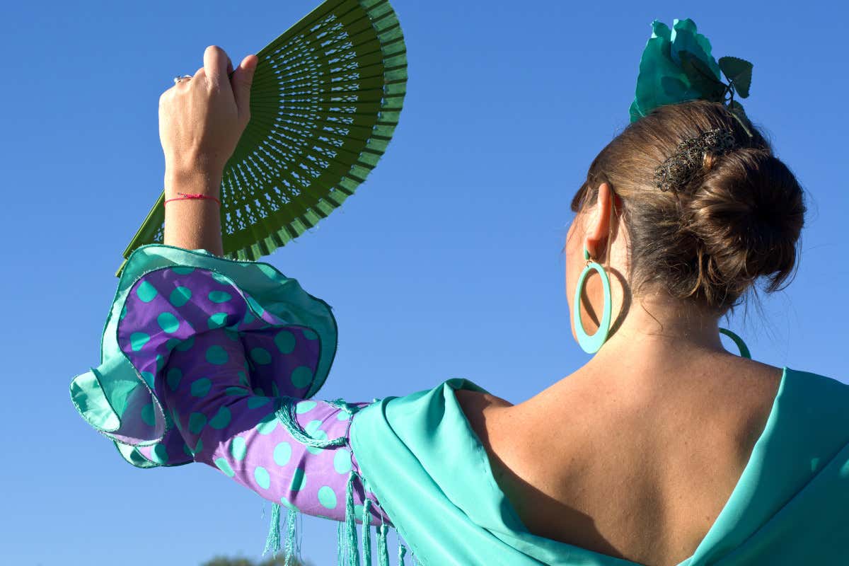 Buste et tête d'une bailaora, femme habillée avec une robe de flamenco manipulant un éventail, à Grenade